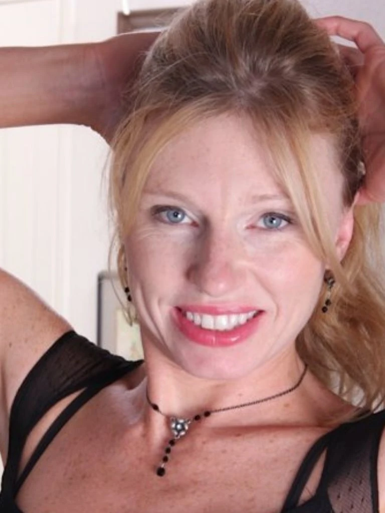 Holly Jones Biography: Wiki, Age, Career, Height, Weight, Net Worth & More